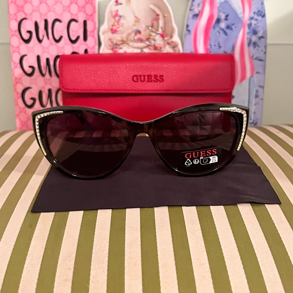GUESS Black Cat-Eye Sunglasses with Red Case